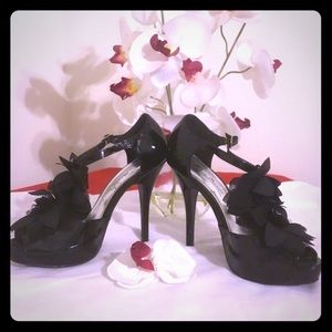 Black patent leather heels with flowers 6.5